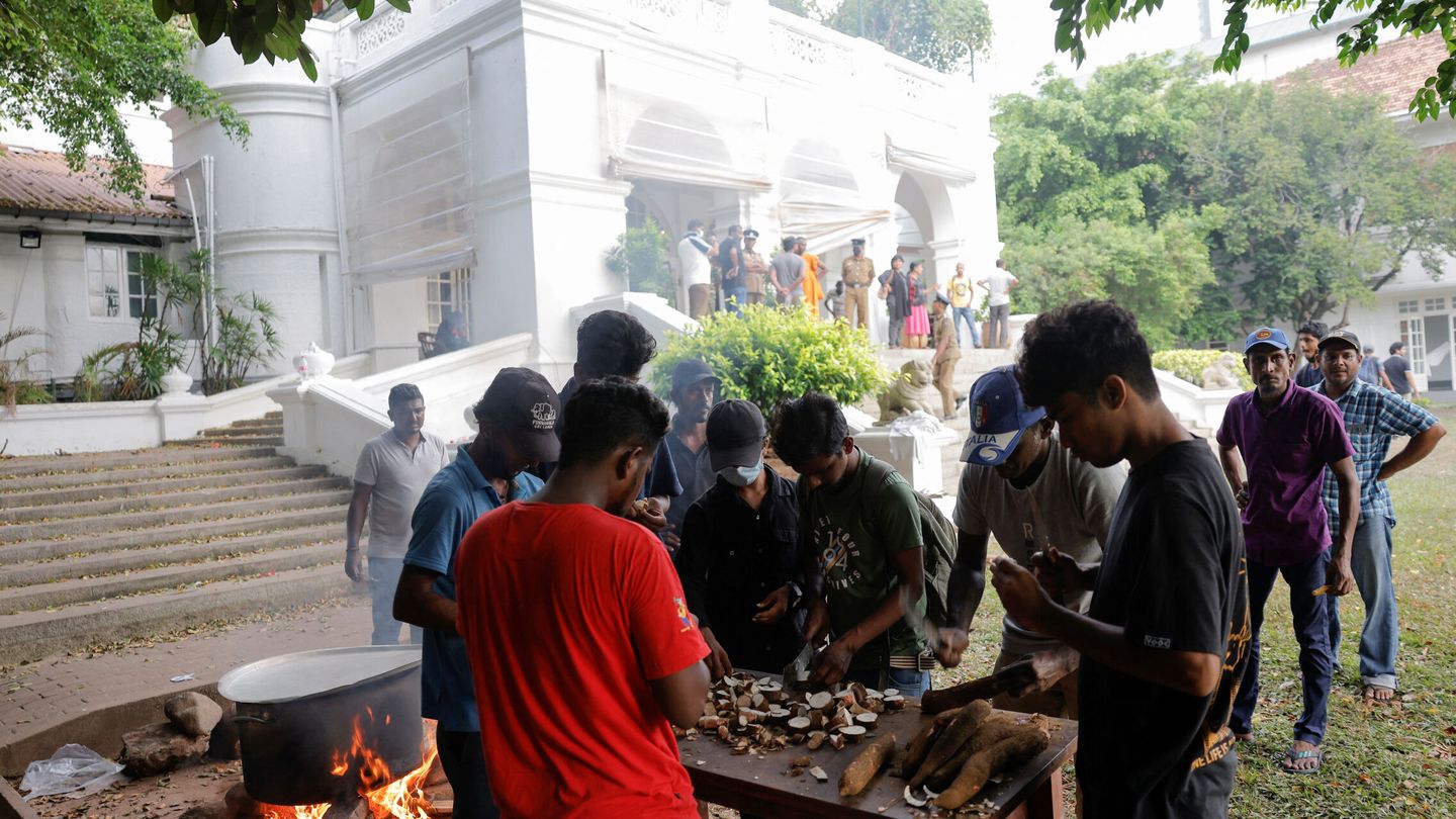 Manifestantes cocinando en el jardín de la residencia oficial del Primer Ministro esrilandés. (Reuters/Dinuka Liyanawatte)
