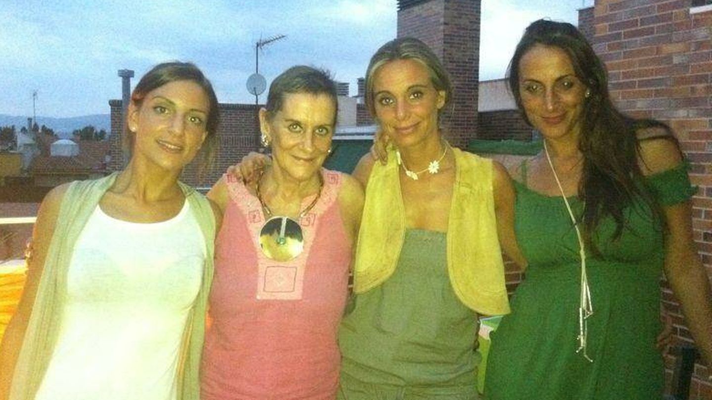 Laura, Silvia y Alejandra, hijas de Marisa Medina, con su madre. (Cortesía)