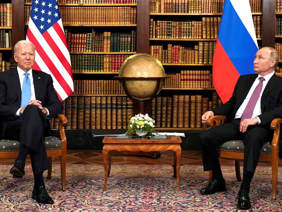 Foto: Imagen de archivo de Joe Biden y Vladímir Putin, reunidos con motivo de la cumbre EEUU-Rusia en Villa La Grange. (Reuters/Kevin Lamarque)