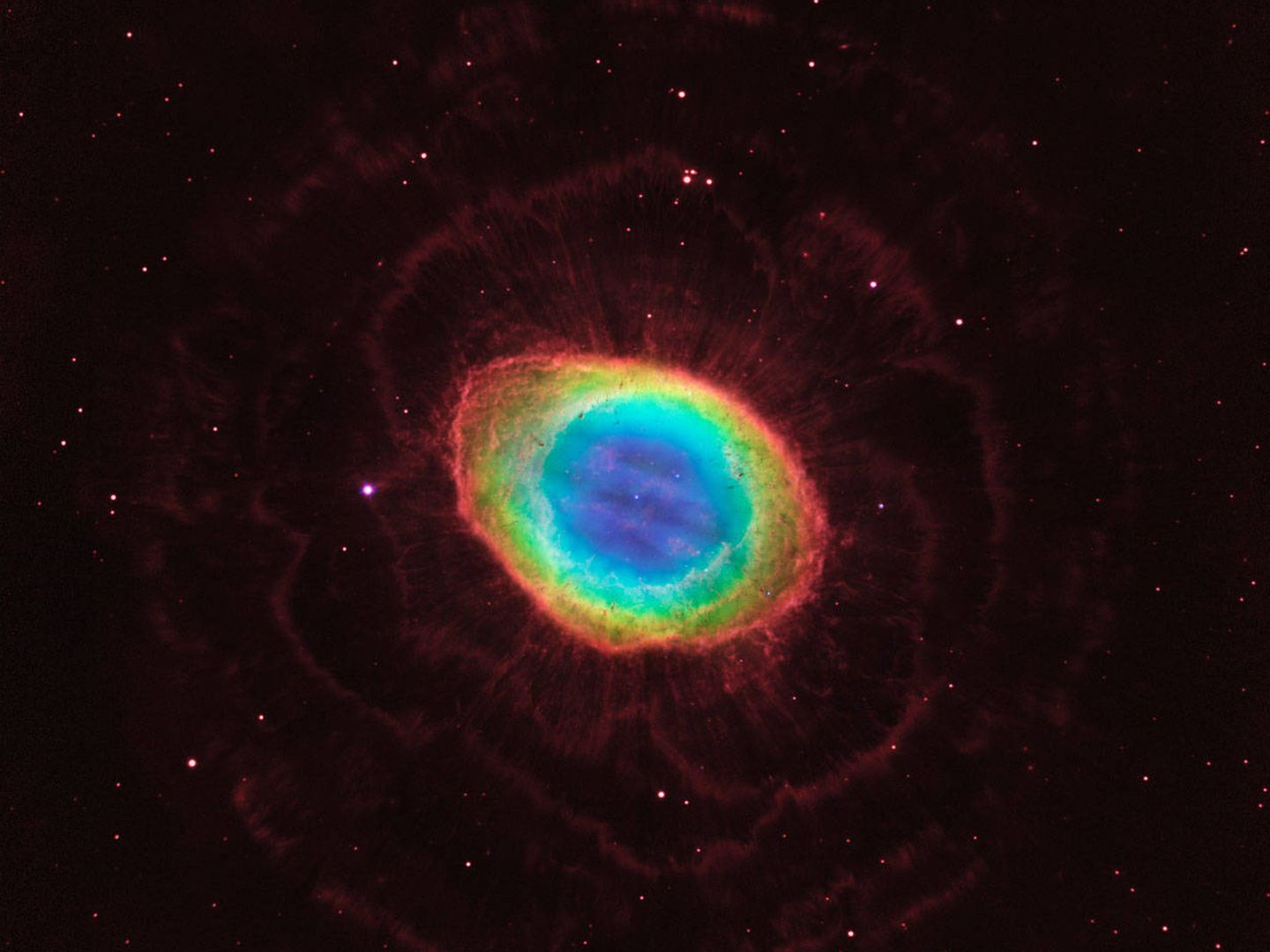 La nebulosa del anillo en realidad es un cilindro de gas y polvo alrededor de una estrella muerta. Distancia aproximada: 2.500 años luz.