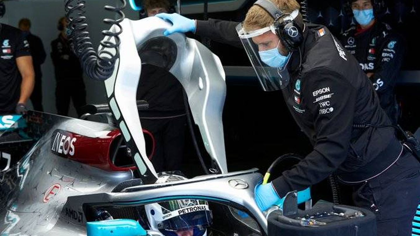 Mecánicos de McLaren, con todas las medidas de protección en Silverstone. (Mercedes)