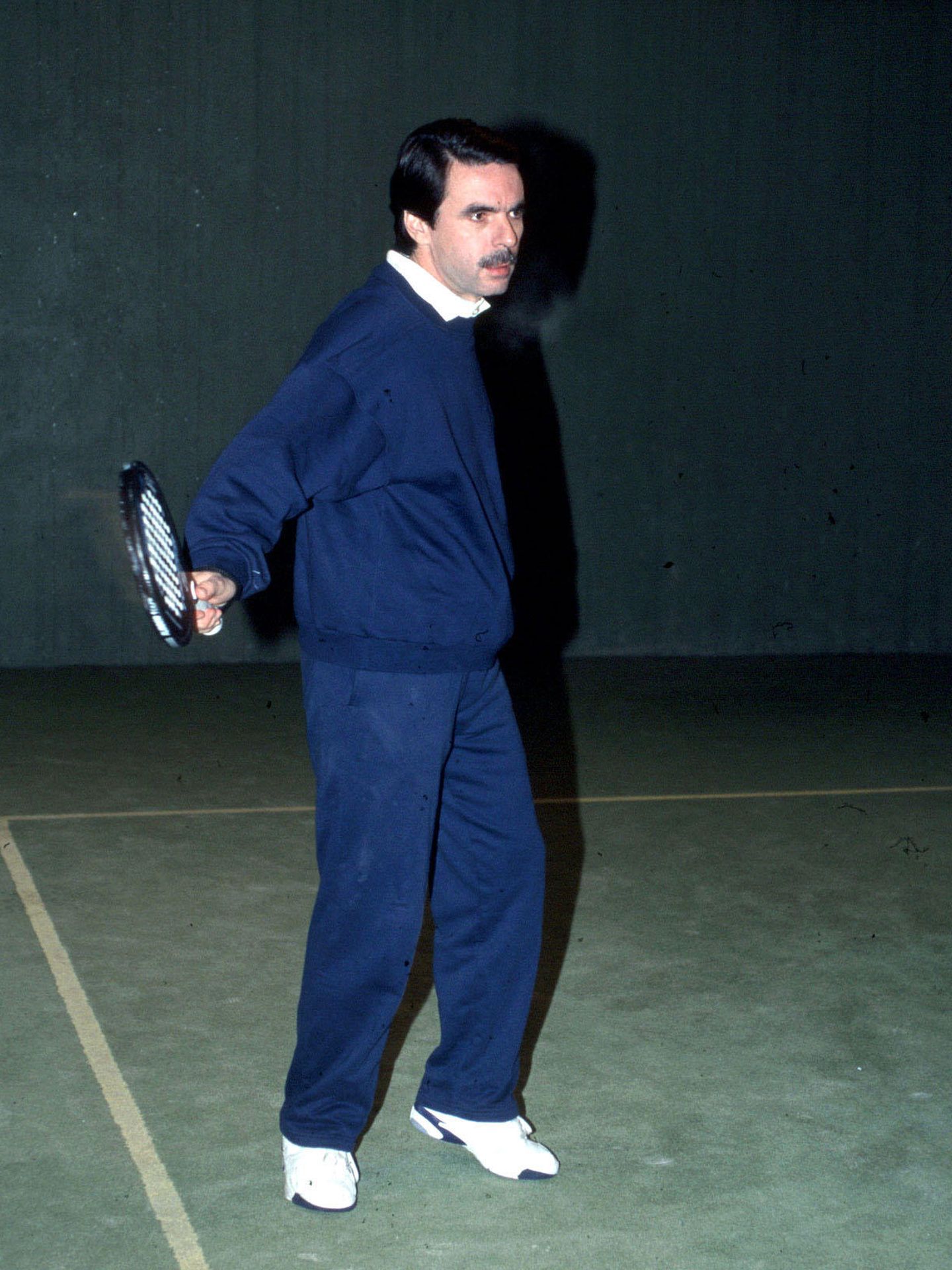 El expresidente, José María Aznar, jugando al pádel en Oropesa de Mar en una foto de archivo. El único deporte que puede jugarse con camisa (EFE)