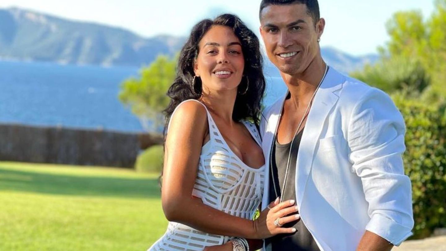 Georgina Rodríguez y Cristiano Ronaldo, en una fotografía de sus redes sociales. (Instagram/geroginagio)