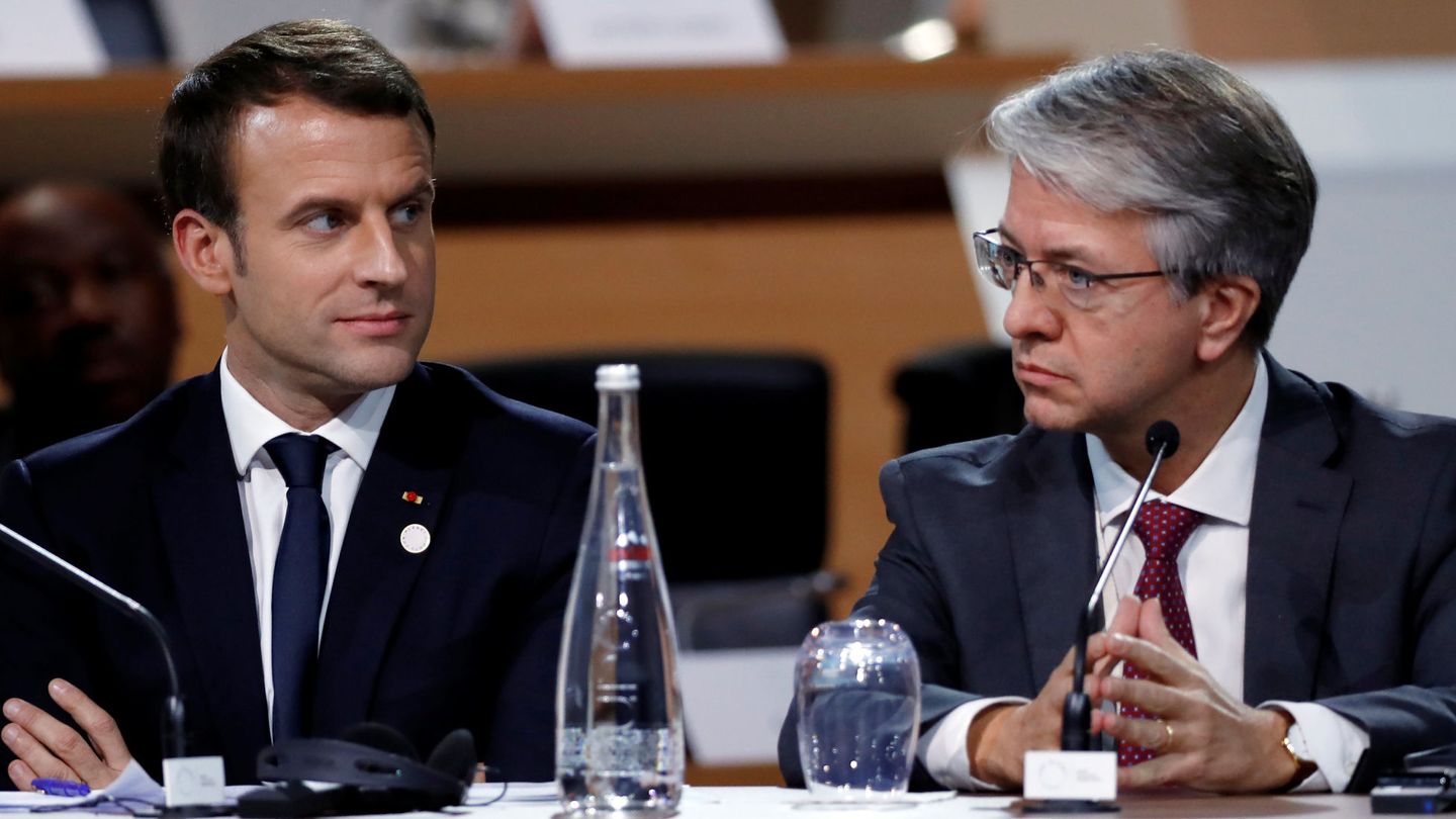 El presidente francés, Emmanuel Macron, y el de BNP Paribas, Jean-Laurent Bonnafe. (Reuters)