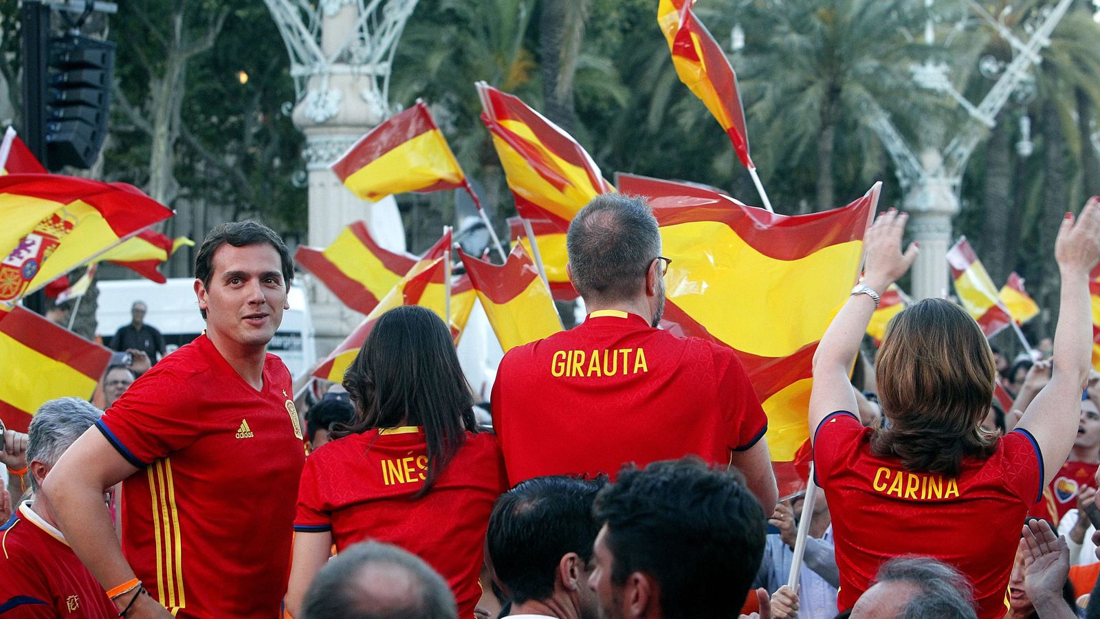 Foto: Albert Rivera se enfundó la Roja para ver el partido que disputaron las selecciones de España y Trurquía (EFE)