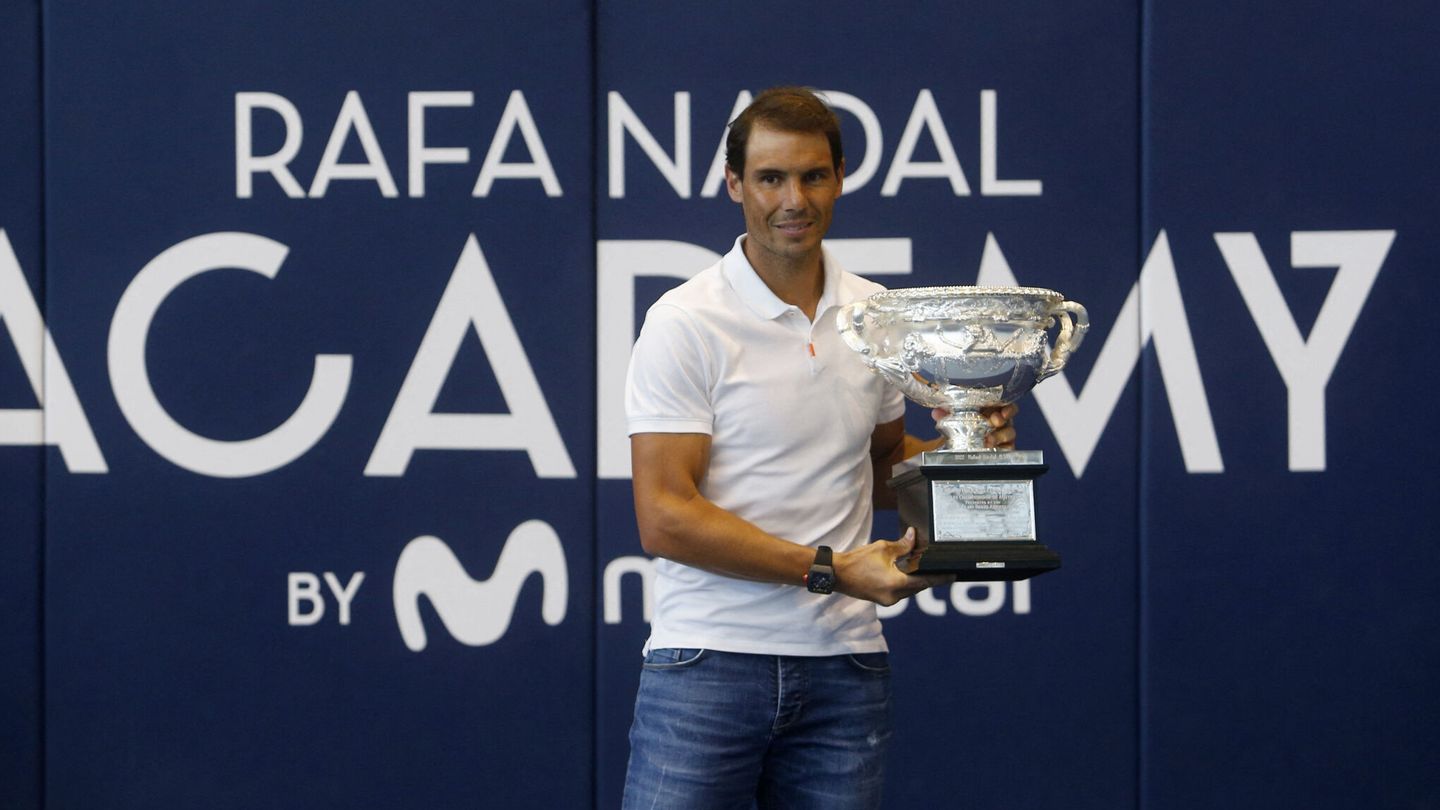 Rafa Nadal, con su trofeo del Open de Australia. (Reuters/Enrique Calvo)