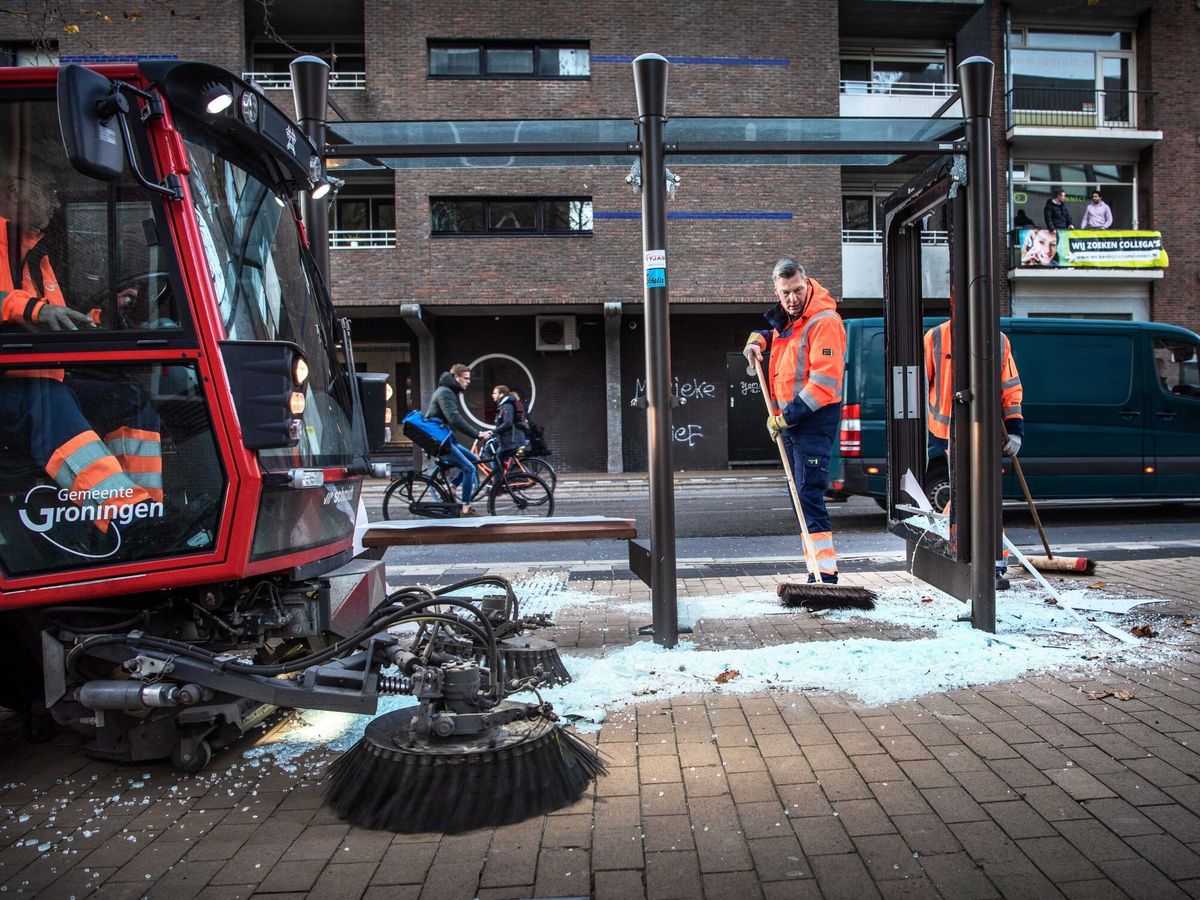 Foto: Mobiliario público destrozado por las protestas en Groningen (Países Bajos). (EFE)