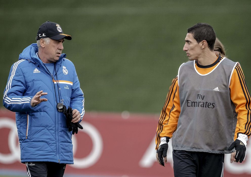Foto: Ancelotti conversa con Di María durante un entrenamiento. (EFE)