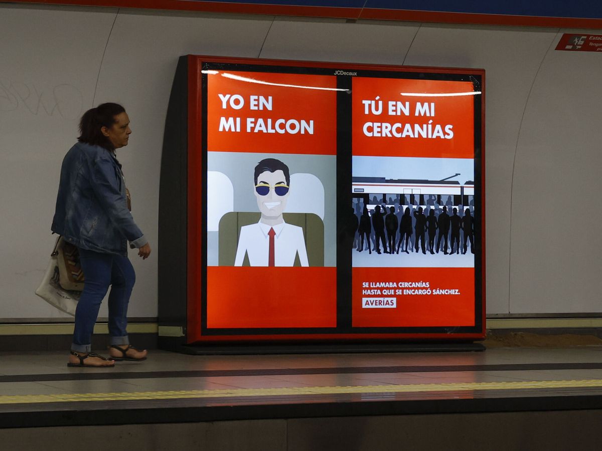 Foto: Una mujer pasa junto a unos luminosos con publicidad contra Pedro Sánchez en el metro de Madrid. (EFE/J.J.Guillen)