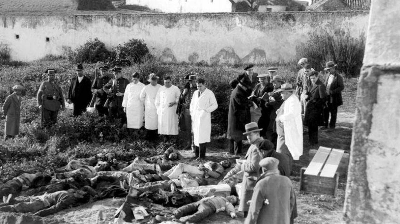 Foto: Los cuerpos de los anarquistas masacrados por la Guardia Civil en enero de 1933 en Casas Viejas. (Cedida)