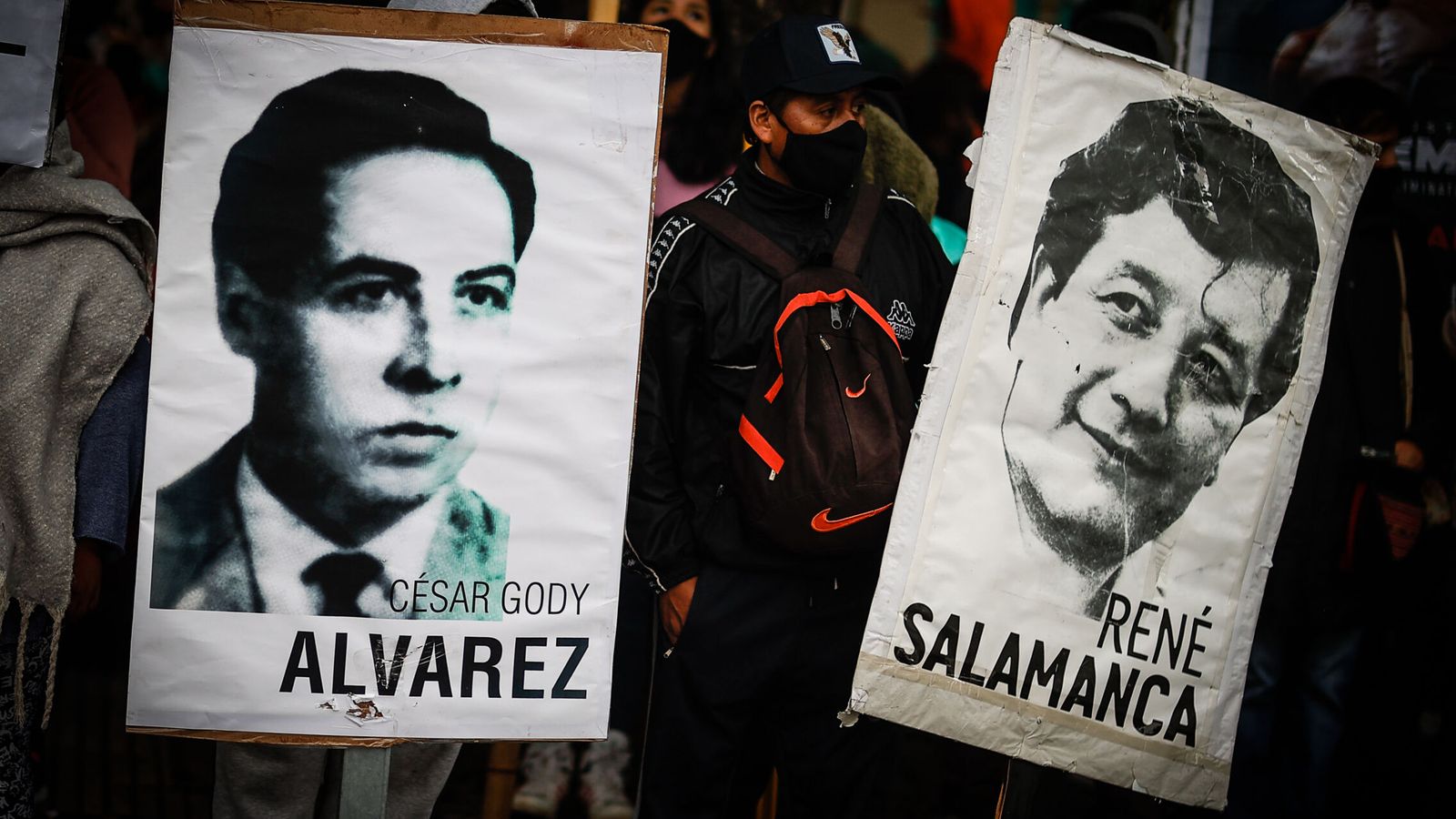 Carteles durante una marcha por el Día Nacional de la Memoria por la Verdad y la Justicia, que recuerda el golpe militar de 1976. (EFE/Juan Ignacio Roncoroni) 