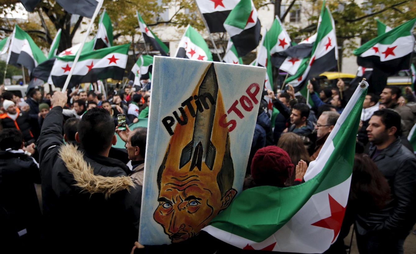 Manifestantes opositores sirios protestan contra la operación de Rusia en apoyo de Asad, en Berlín (Reuters). 