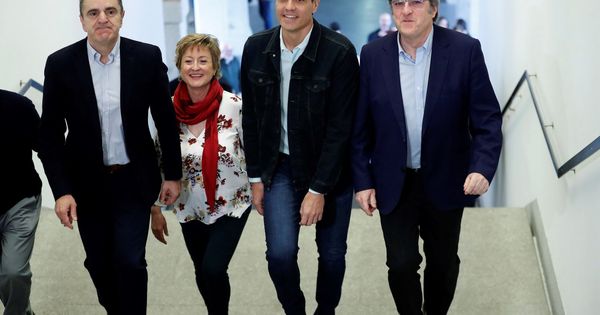 Foto: Pedro Sánchez, con Ángel Gabilondo (d) y el líder del PSOE-M, José Manuel Franco, y su número dos, Carmen Barahona, el pasado 7 de abril en la capital. (EFE)