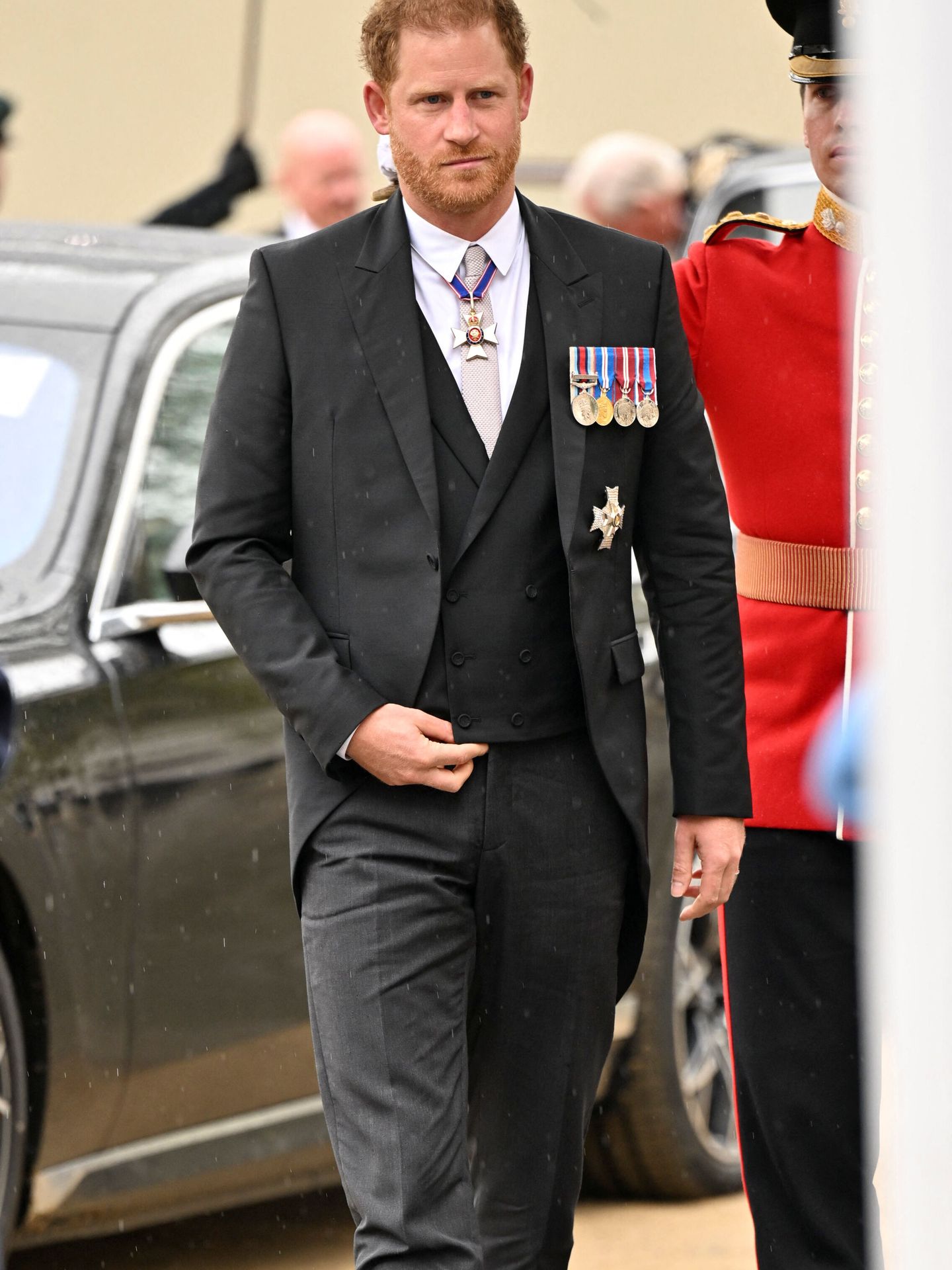 El duque de Sussex lució un frac -hecho a medida- y un chaleco cruzado en lana y mohair negro, combinado con un pantalón gris y una camisa blanca de algodón con una corbata de seda gris. Los derbies negros, también de Dior, completaron el conjunto.(Reuters)