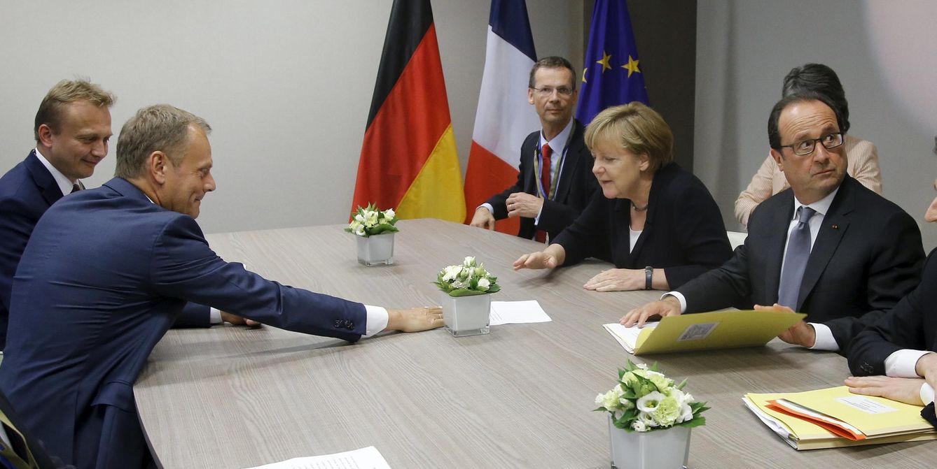Tusk le pasa un papel a Merkel durante la última cumbre en Bruselas. (Reuters)