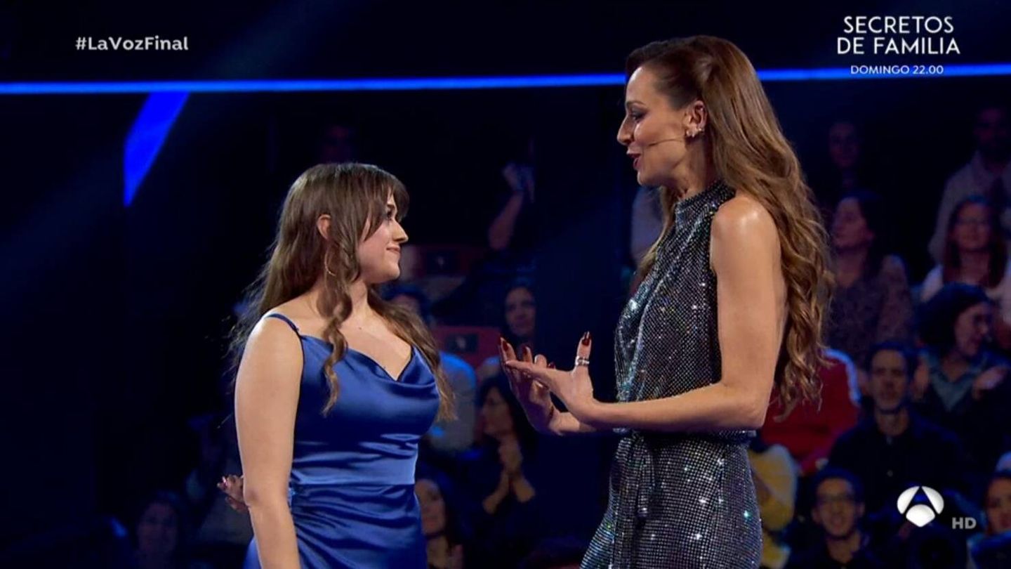 Ana, concursante de 'La voz 9', y Eva González. (Atresmedia Televisión)