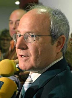 El PSC no repara en gastos para ‘lanzar’ a Montilla: acapara vallas publicitarias y páginas de la prensa rosa