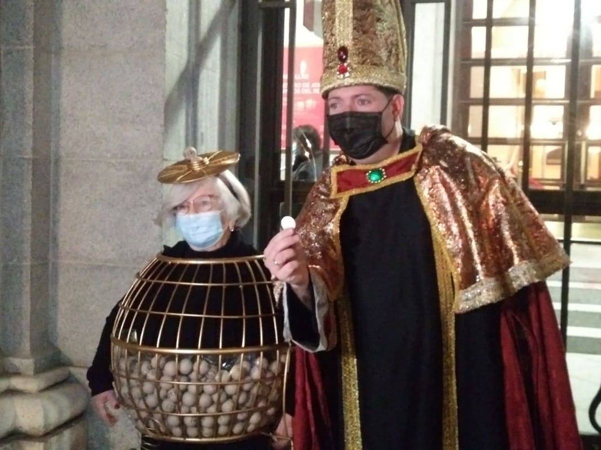 Foto: Manoli y 'el obispo de León', dos clásicos de la Lotería de Navidad, frente al Teatro Real (S.S.G.)