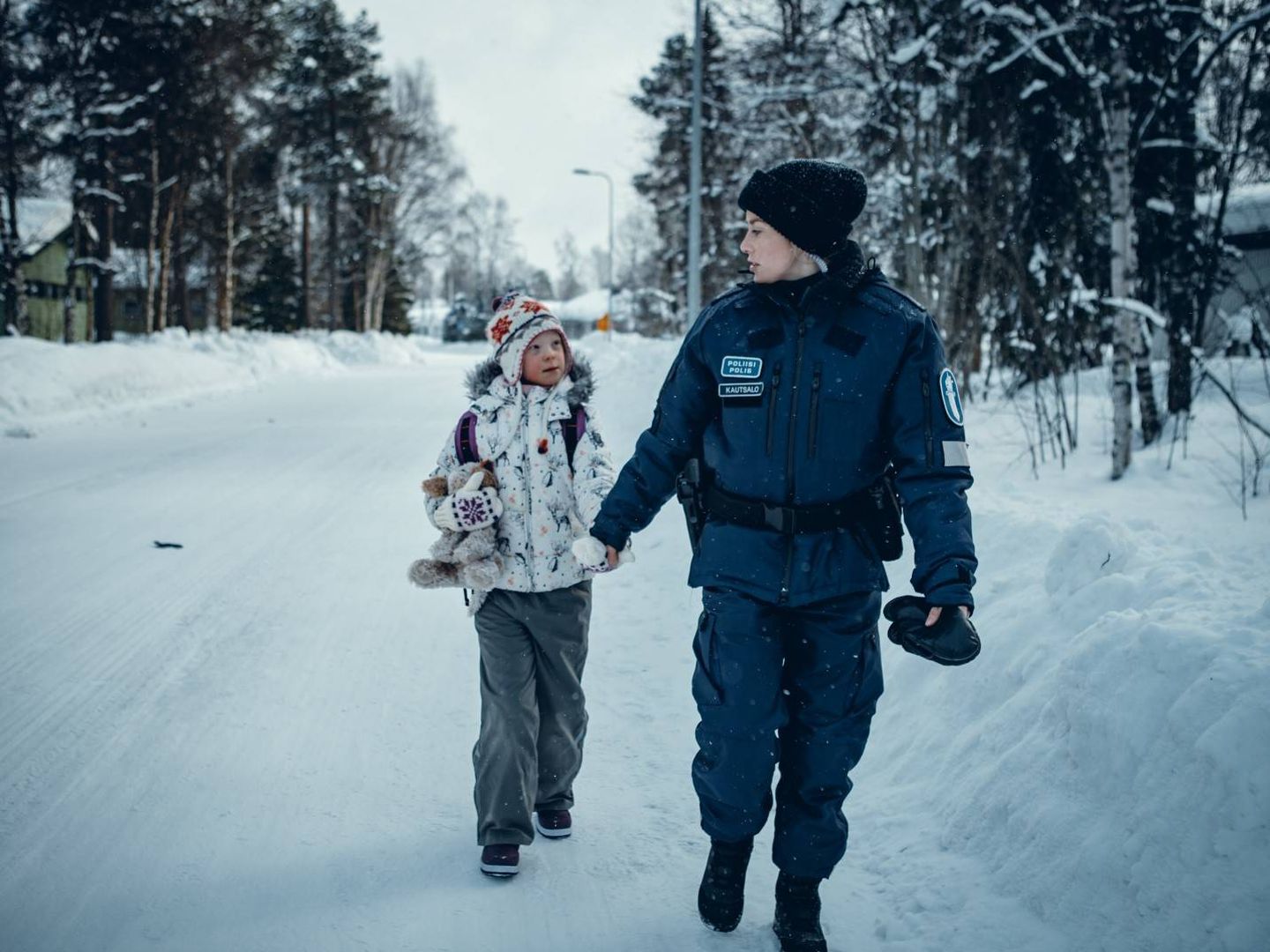 Nina Kautsalo, junto a su hijo en 'Ártico'. (Cosmo)