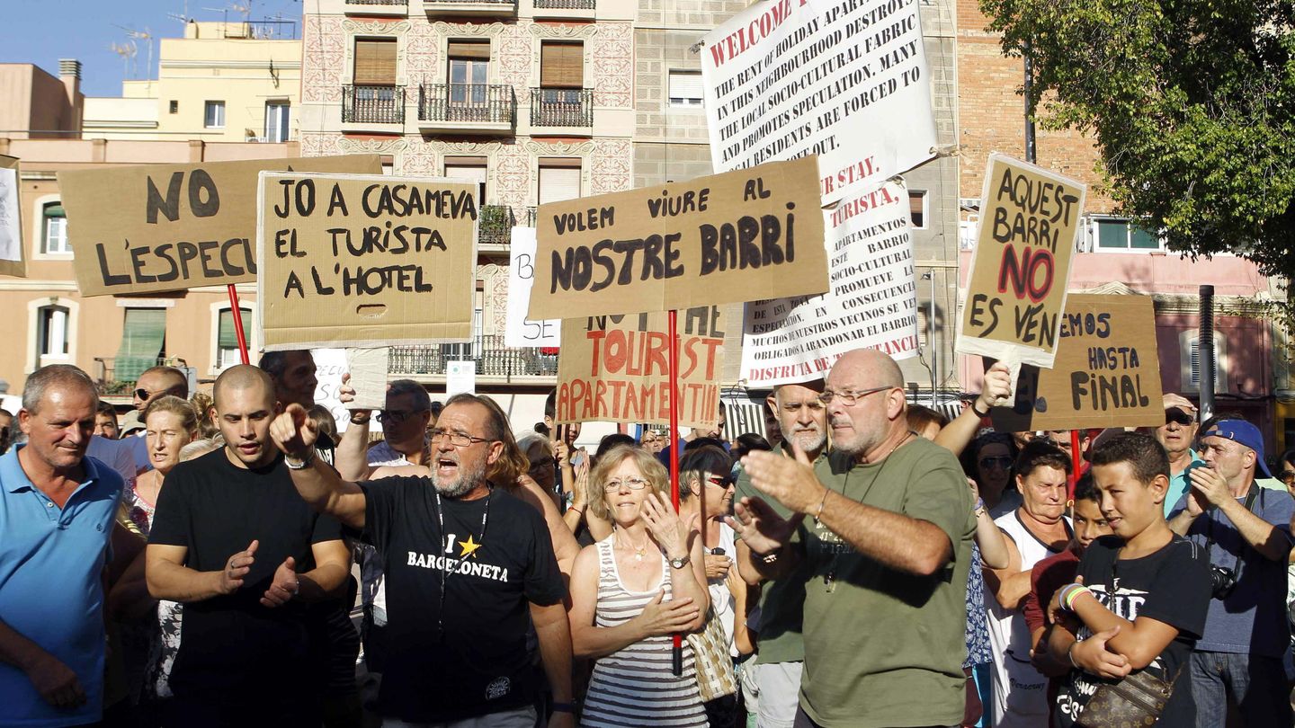 Un millar de vecinos de la Barceloneta durante la manifestación contra los pisos turísticos y el turismo de borrachera. (EFE)
