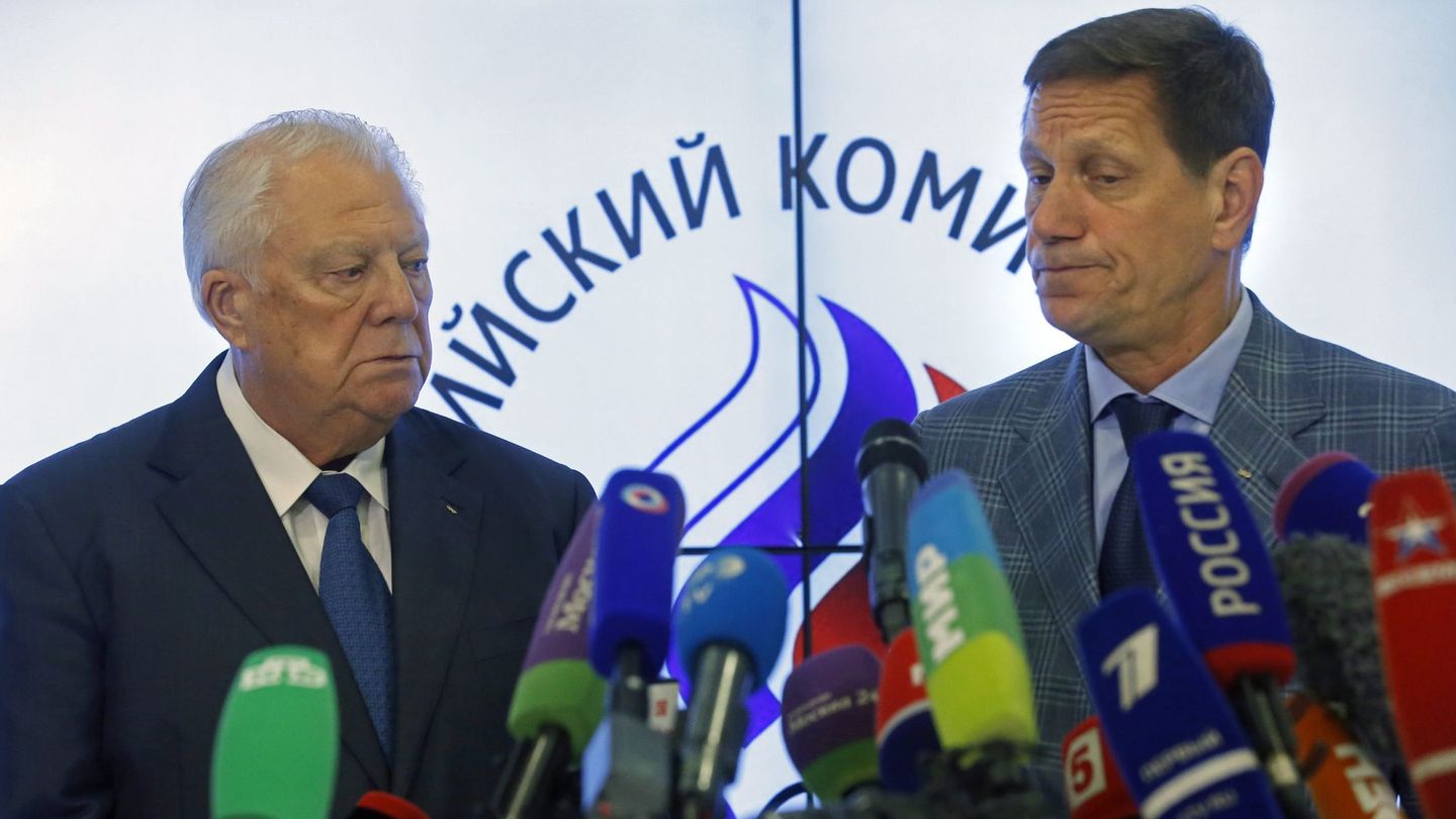 El miembro ruso del Comité Olímpico Internaconal (COI) Vitaly Smirnov (i) y el jefe del Comité Olímpico Ruso (COR), Alexander Zhukov, ofrecen una rueda de prensa en 2016. (Efe)