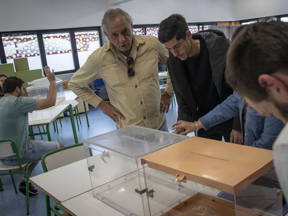 Foto: Una mesa electoral en San Sebastián. (EFE/Javier Etxezarreta)