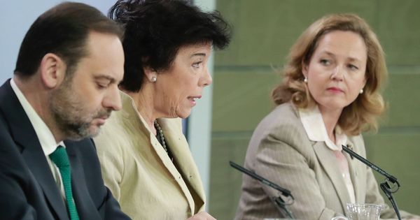 Foto: Los ministros Isabel Celaá (c), José Luis Ábalos y Nadia Calviño, este 14 de diciembre en La Moncloa. (EFE)