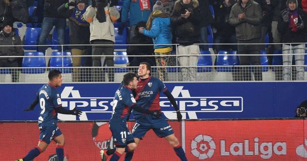 Foto: Jugadores del Huesca celebran un gol. (EFE)