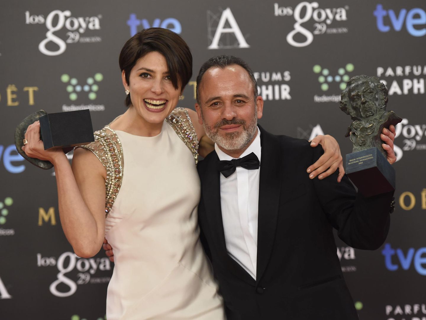 Bárbara Lennie y Javier Gutiérrez con sus premios a mejores intérpretes protagonistas (Efe)