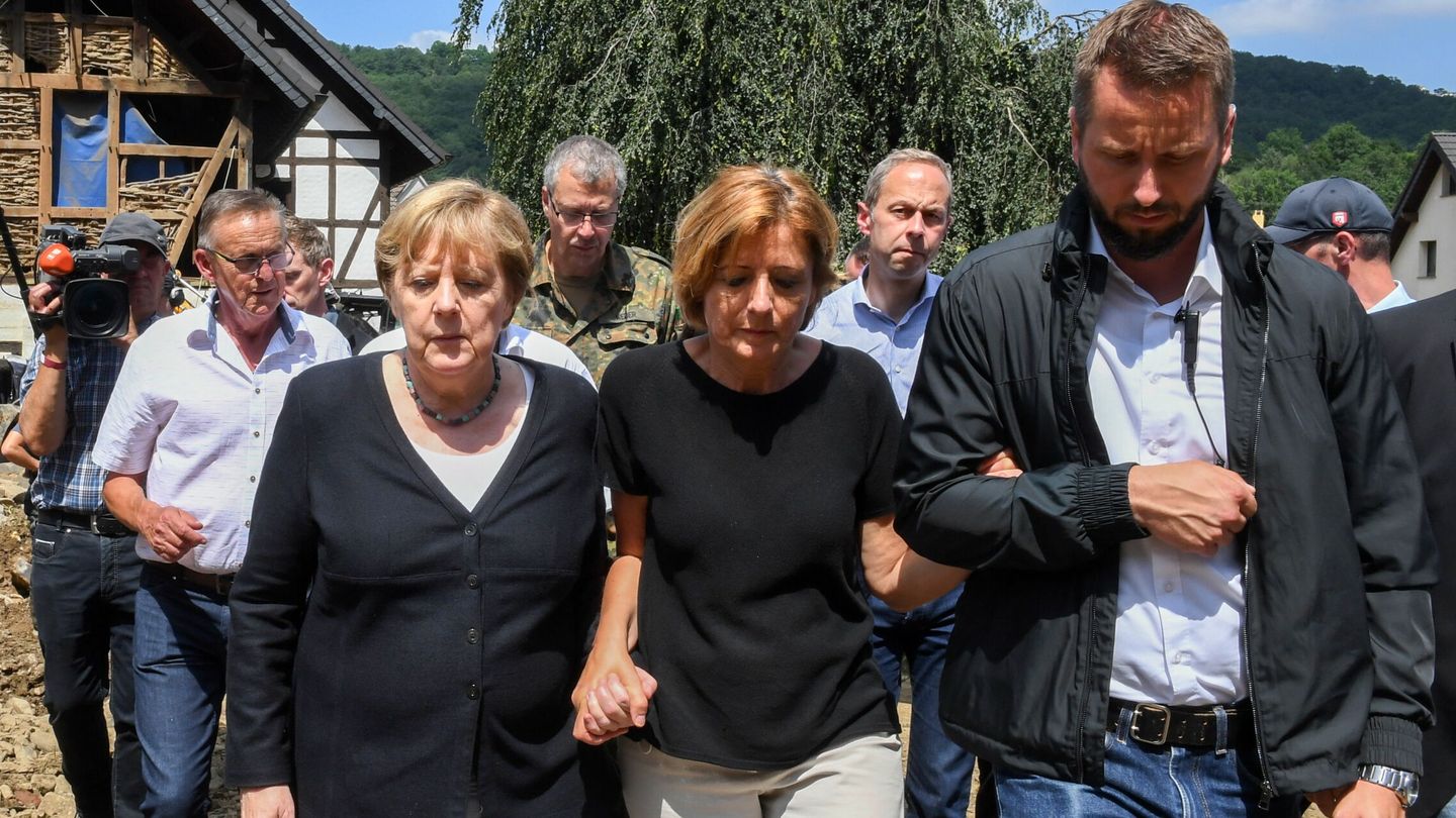 Merkel y Dreyer visitan la zona de la catástrofe. (EFE)