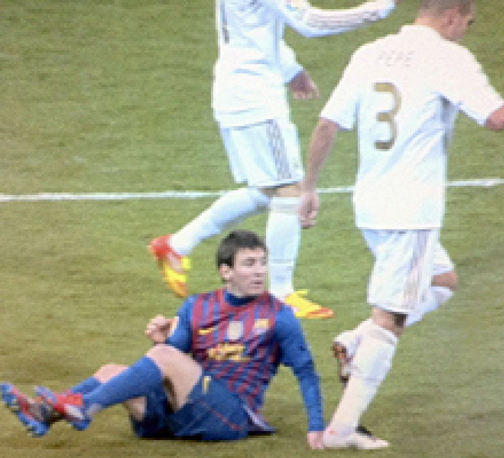 Foto: Pepe vuelve a avergonzar al madridismo: de simular un manotazo a agredir a Messi