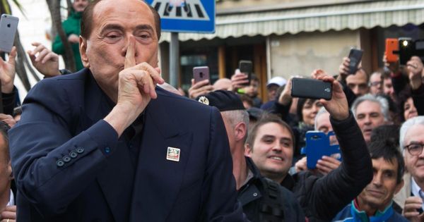 Foto: Silvio Berlusconi saluda a sus partidarios durante una visita a Cerdeña, el 18 de enero de 2019. (EFE)