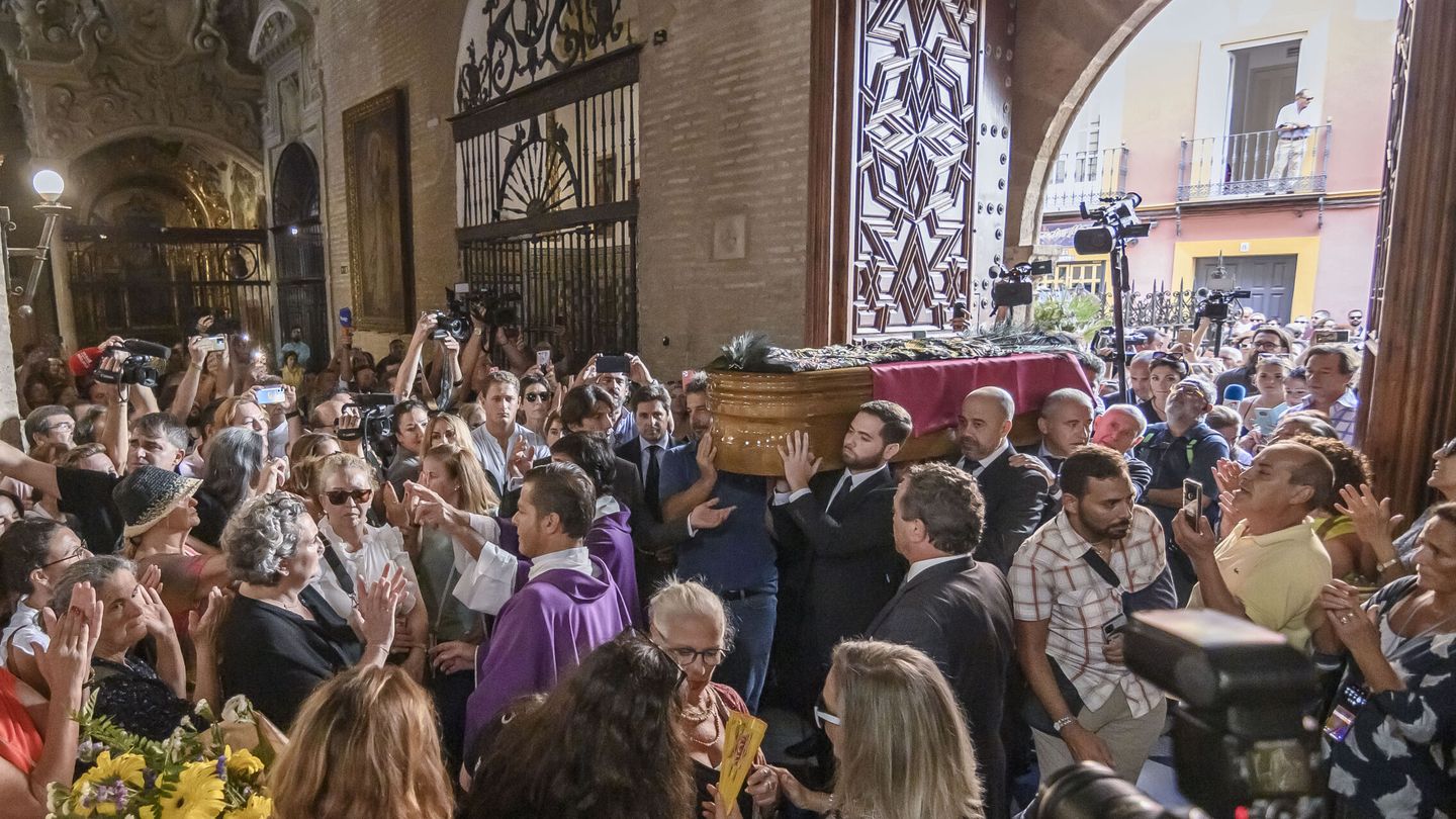 El féretro de María Jiménez llega a la iglesia de Santa Ana. (EFE)
