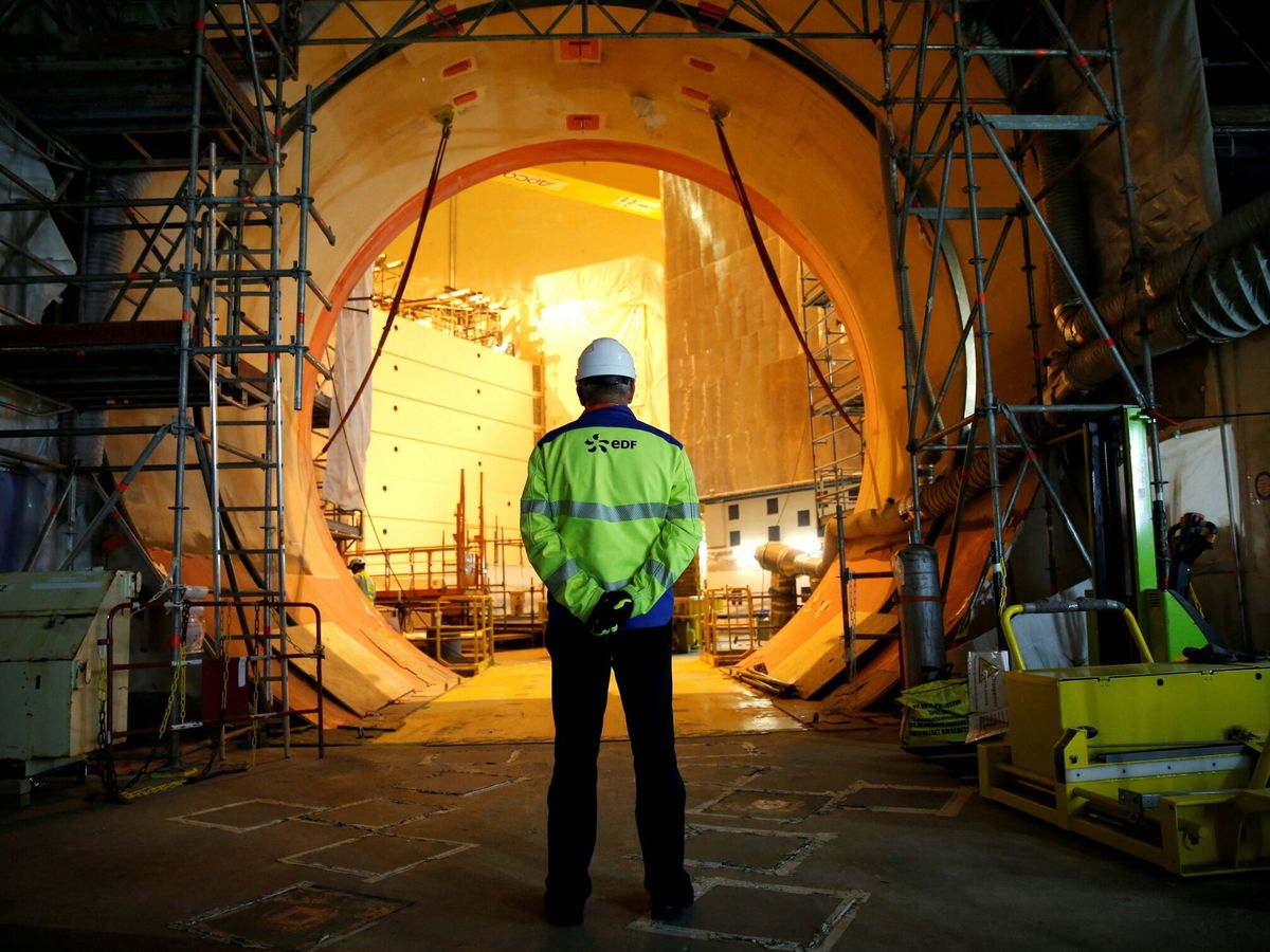 Foto: Imagen de archivo de un trabajador de EDF en la planta nuclear de Flamanville, en Francia. (Reuters/Benoit Tessier)