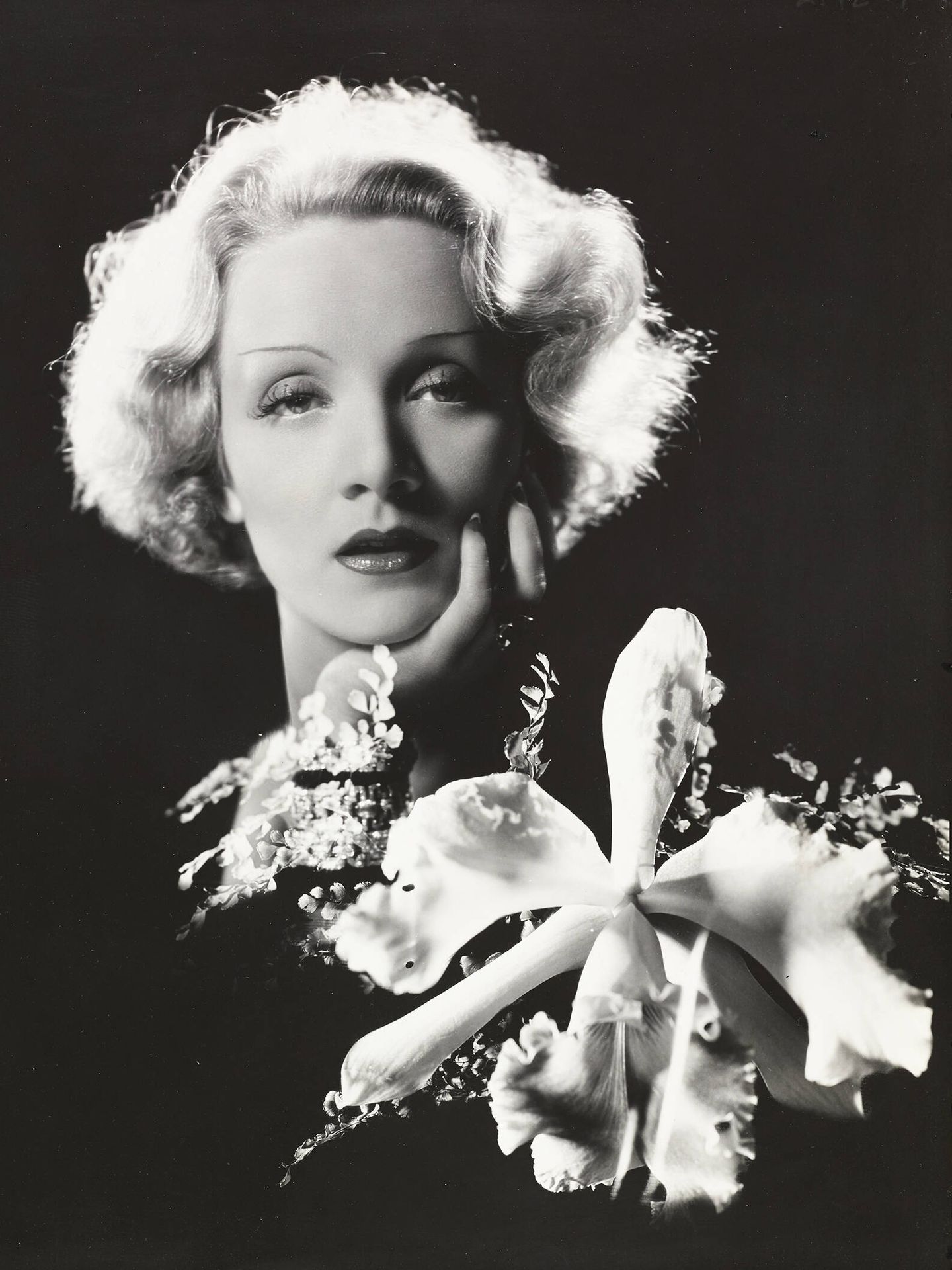 La actriz Marlene Dietrich fotografiada en 1932 por Cecil Beaton. Vanity Fair © Condé Nast