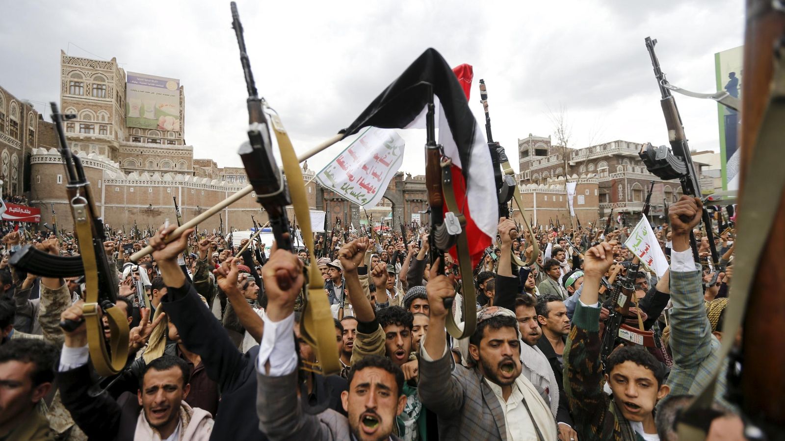 Foto: Los rebeldes chiítas levantan sus armas en protesta contra los bombardeos en Sanaa (Reuters)