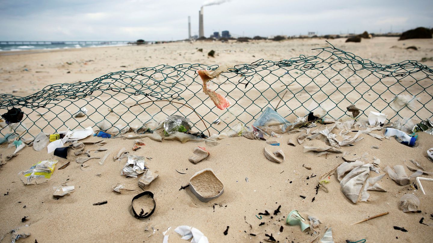 Residuos plásticos en las playas de Israel. (Reuters/Amir Cohen)