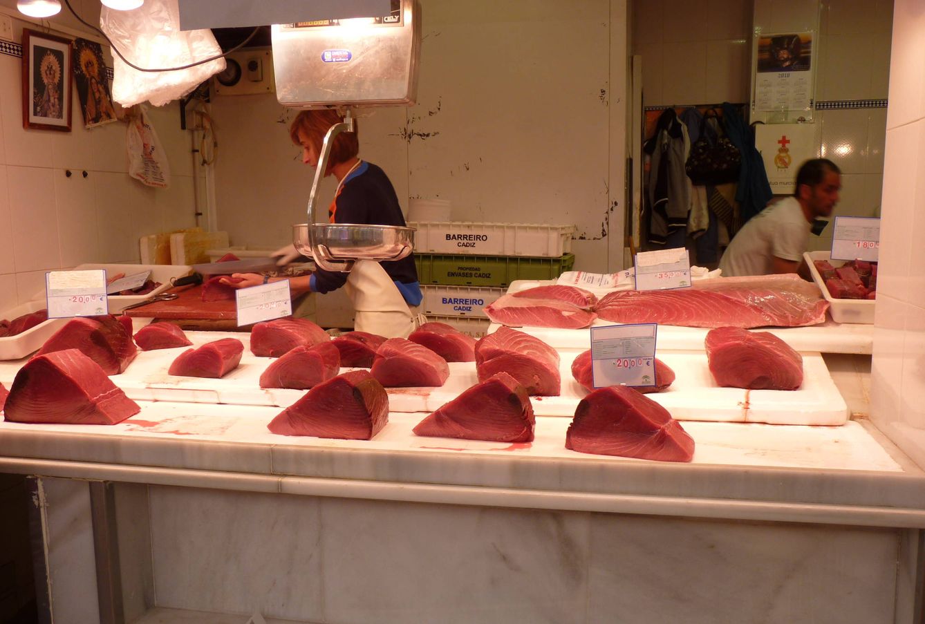 Puesto de venta de atún rojo de almadraba en el mercado de Barbate. (M. García Rey / ICIJ)