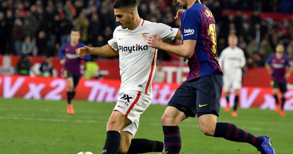 Foto:  El delantero portugués del Sevilla FC, André Silva, controla el balón ante el defensa francés del FC Barcelona, Clement Lenglet. (EFE)