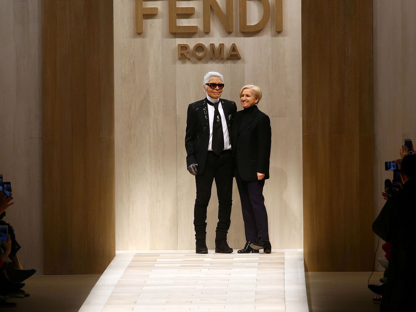 Karl Lagerfeld y Silvia Venturini Fendi. (Reuters)