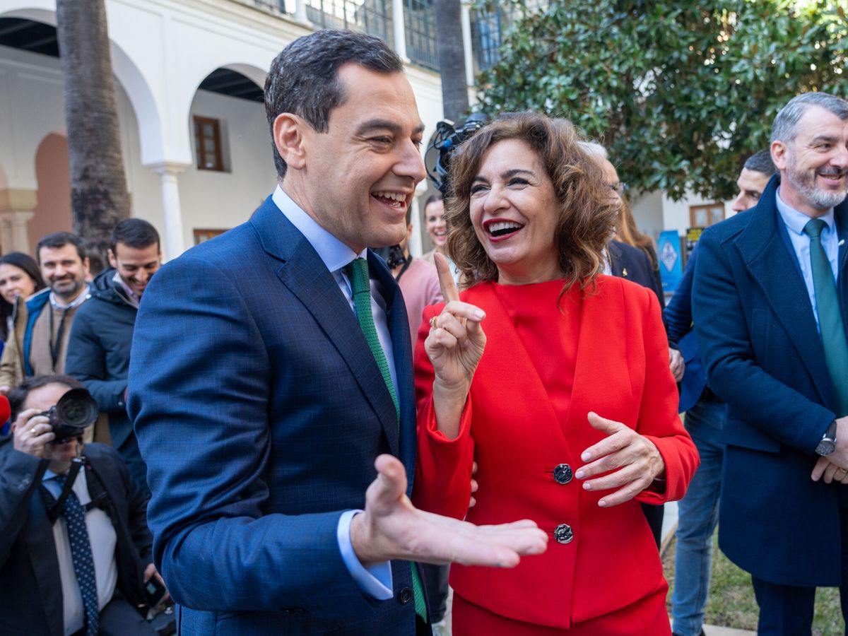 Foto: Juanma Moreno y María Jesús Montero, en el Parlamento de Andalucía. (Francisco J. Olmo / Europa Press)