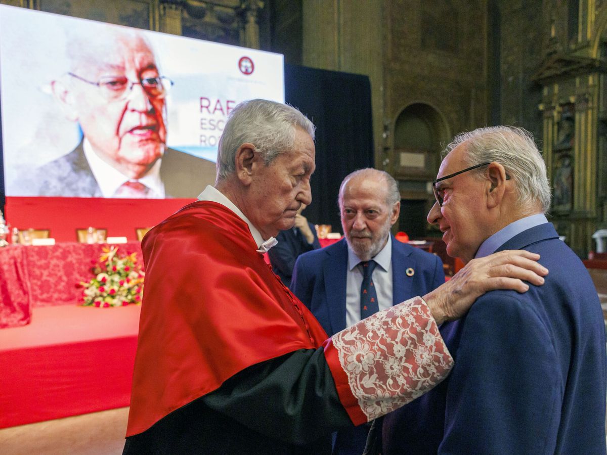 Foto: Rafael Escuredo y Alfonso Guerra se saludan en la Universidad de Sevilla, el pasado junio. (EFE/Julio Muñoz)
