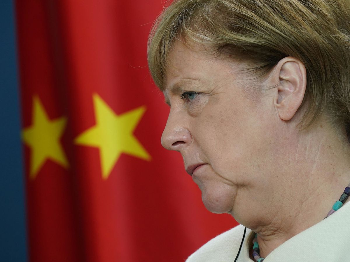 Foto: La canciller alemana, Angela Merkel, durante una conversación telemática con Xi Jinping. (EFE)