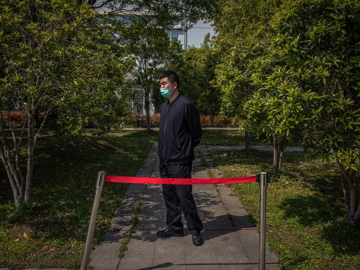 Foto: Un ciudadano chino con mascarilla, en un parque de Wuhan. (Reuters)