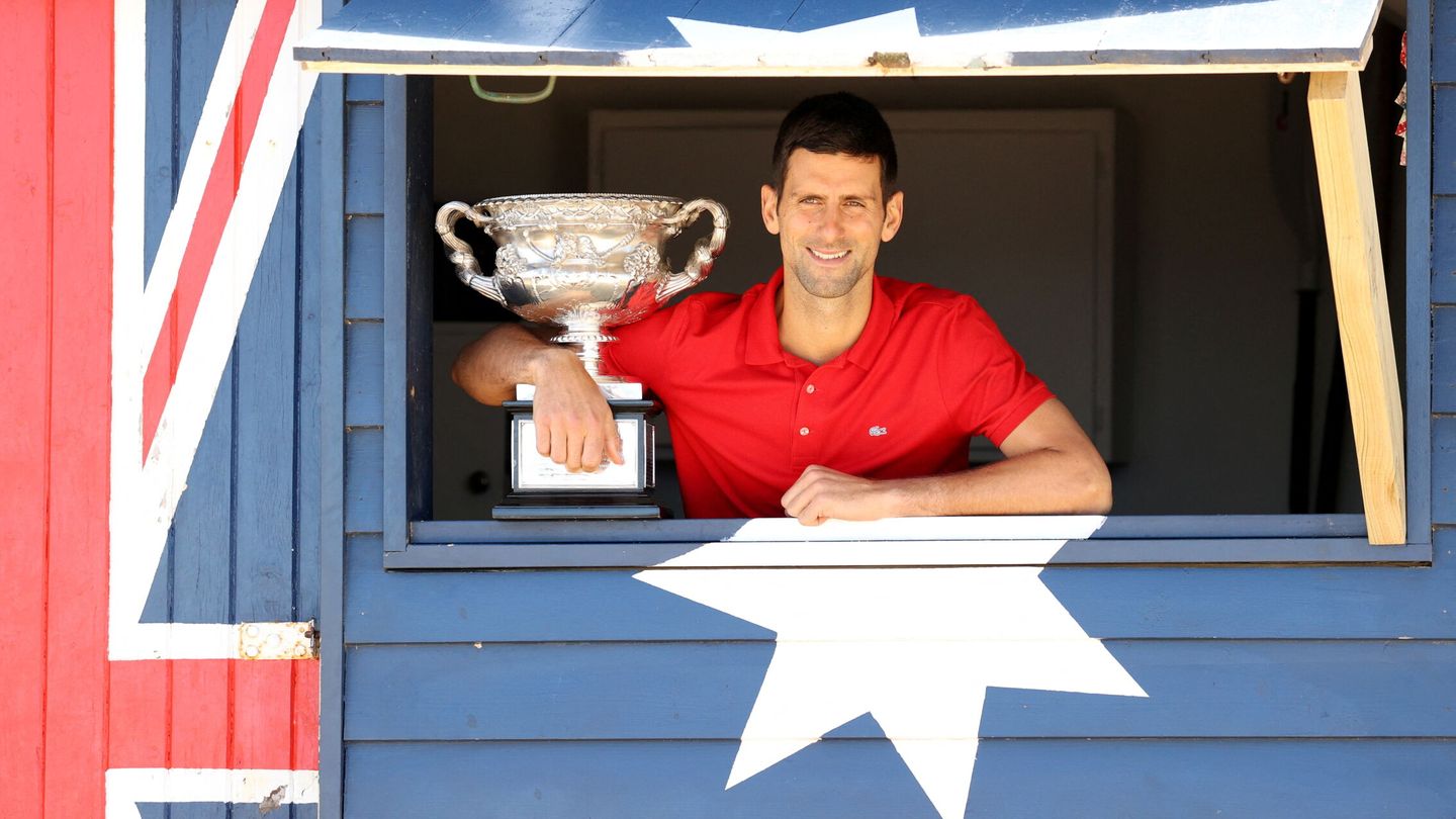 Novak Djokovic junto al trofeo de campeón del Open de Australia en 2021. (REUTERS/Loren Elliott).