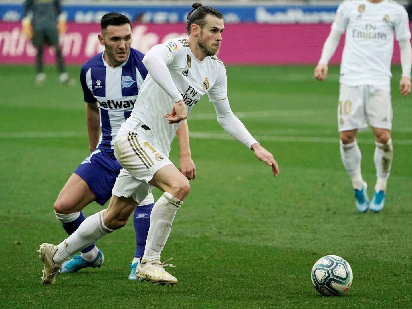 Bale en una acción con Lucas Pérez. (Efe)