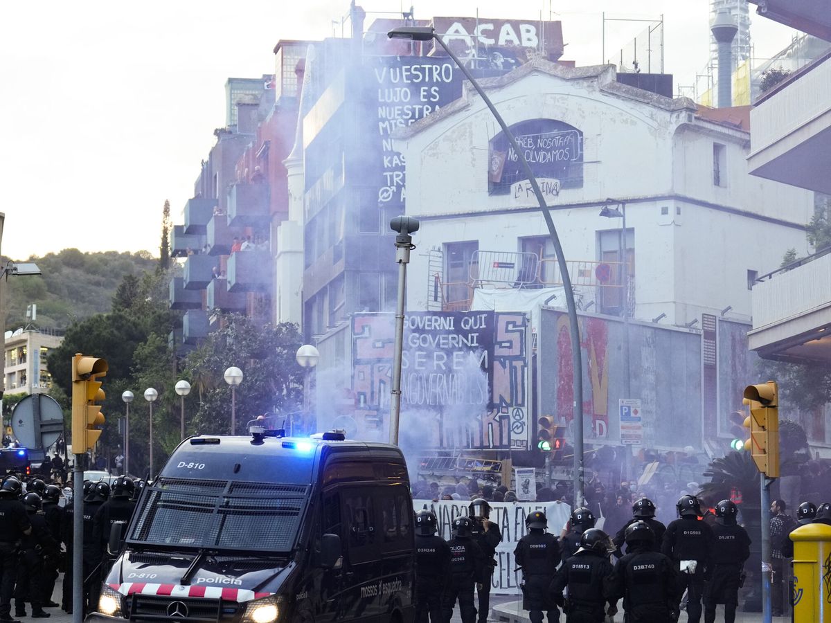 Foto: 'Mossos d'esquadra' desalojando la plaza Bonanova en una imagen de archivo. (EFE/Alejandro García)