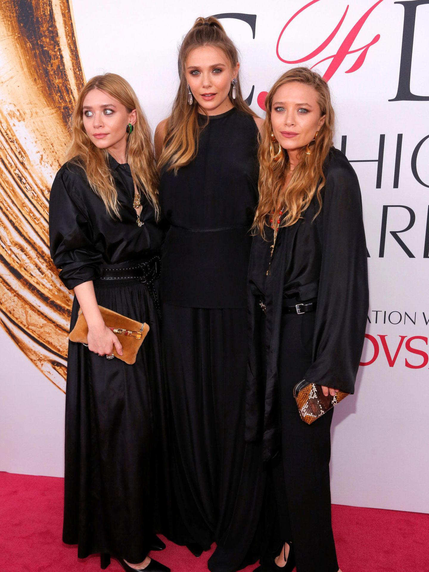 Mary-Kate y Ashley Olsen junto a su hermana Elizabeth en 2016. (Reuters/Andrew Kelly)