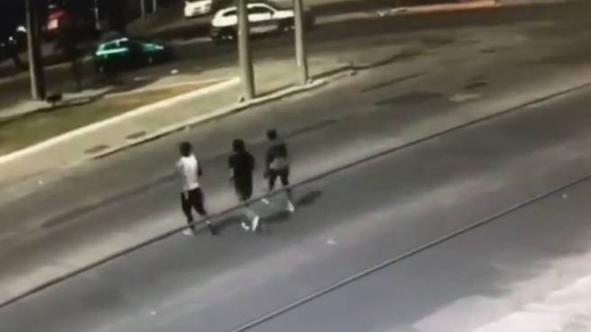 Vídeo | Persigue a los tres ladrones que le robaron y los atropella con su furgoneta