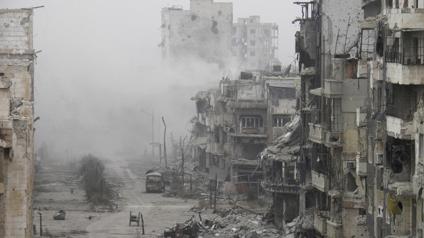 El humo se eleva sobre un barrio de Homs tras un bombardeo del régimen (Reuters).